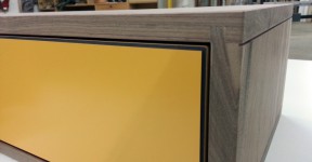Nussbaum Sideboard Schubkasten schwarzes MDF gelb lackiert