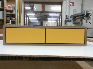 Nussbaum Sideboard Schubkasten schwarzes MDF gelb lackiert