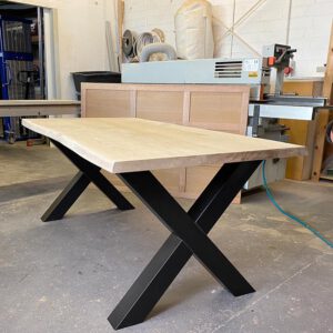 Rustikaler Eiche Tisch mit Baumkante und X-Form Gestell aus Metall