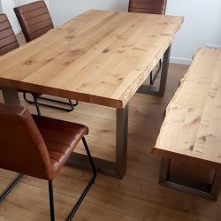 Esstisch und Sitzbank aus Eiche-Bohle mit Roheisen-Gestell